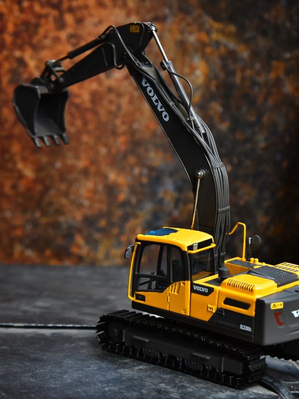 Model koparki VOLVO Volvo EC220DL ze stopu oryginalnego symulacji pojazdu inżynieryjnego ozdoby koparki