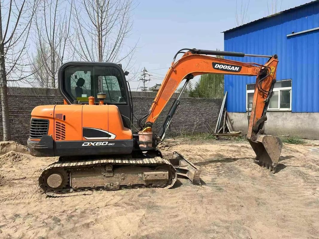 Dobrze utrzymany używany 2020 Doosan DX60-9C 6 ton grabarz do prac krajobrazowych