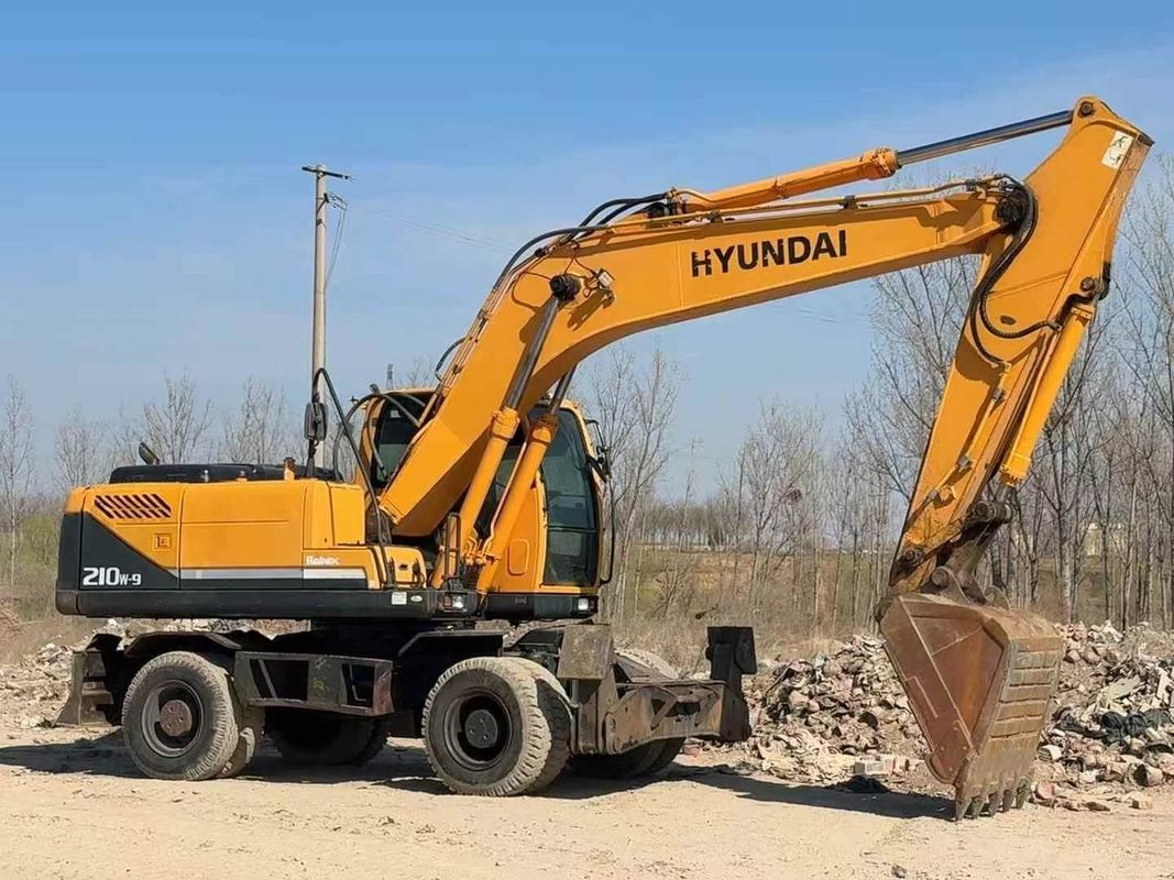Używany koparka kołowa Hyundai 210-9 z 2014 roku, niezawodny stan, na sprzedaż, w przystępnej cenie