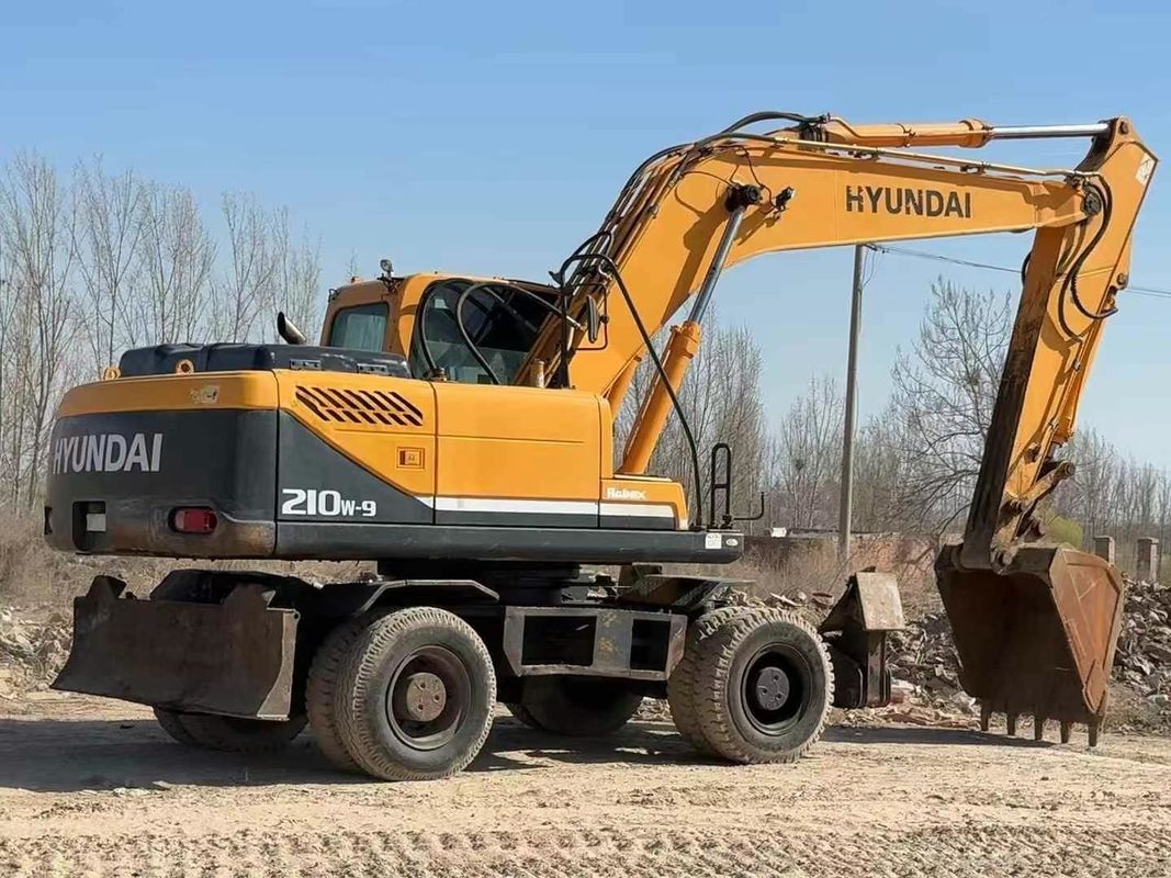 Używany koparka kołowa Hyundai 210-9 z 2014 roku, niezawodny stan, na sprzedaż, w przystępnej cenie