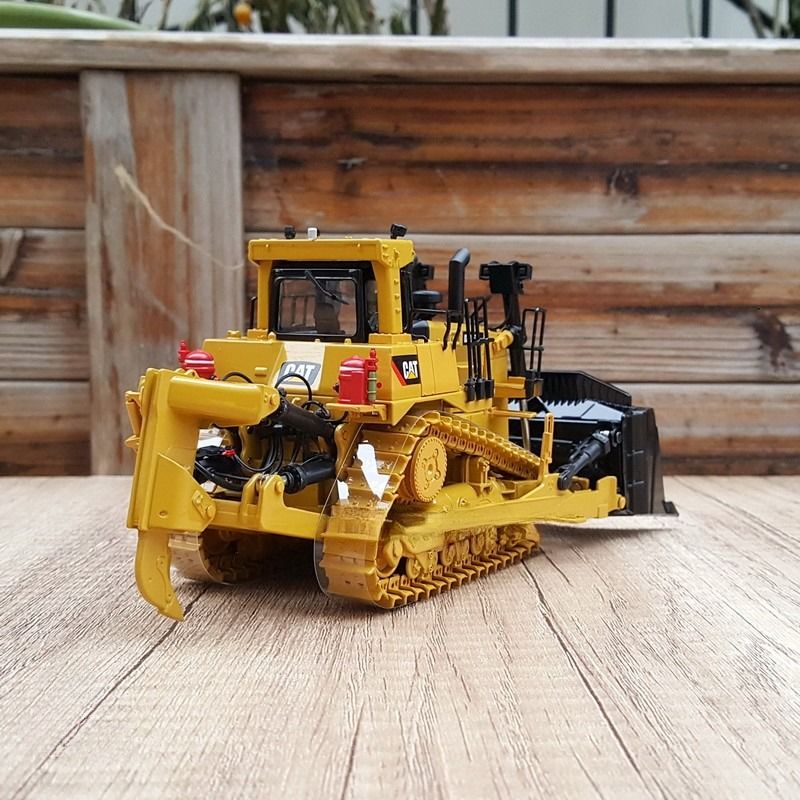 DM 1/50 D10T2 Model spycharki gąsienicowej odlewanej z metalu pojazd budowlany 85532C kolekcjonerski