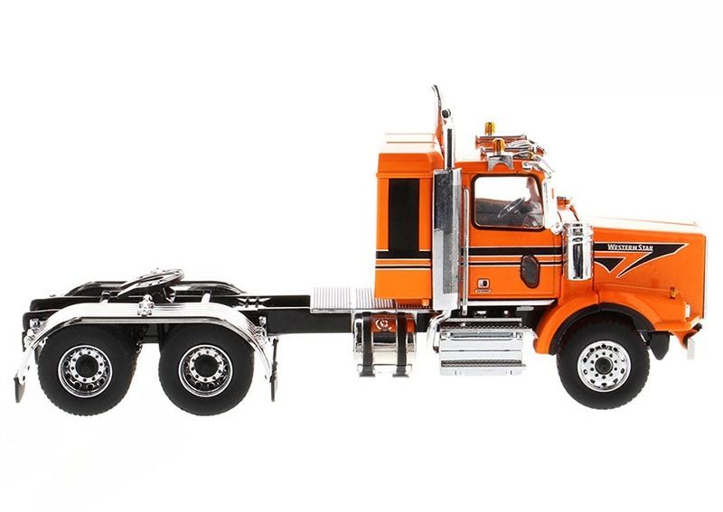 DM Western Star 4900 SB International 2-osiowa amerykańska ciężarówka z platformą 1/50 Model 71063