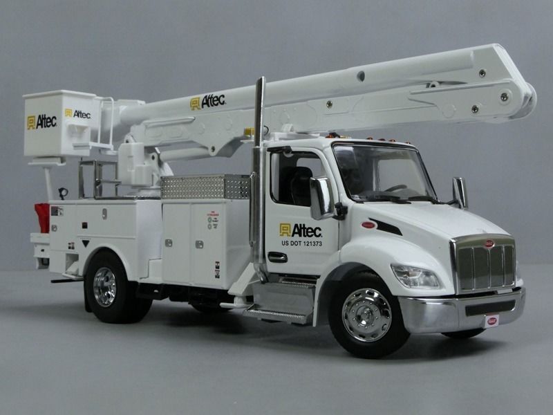 1/32 Peterbilt 536 z platformą roboczą Altec AA55 DM Model 71105