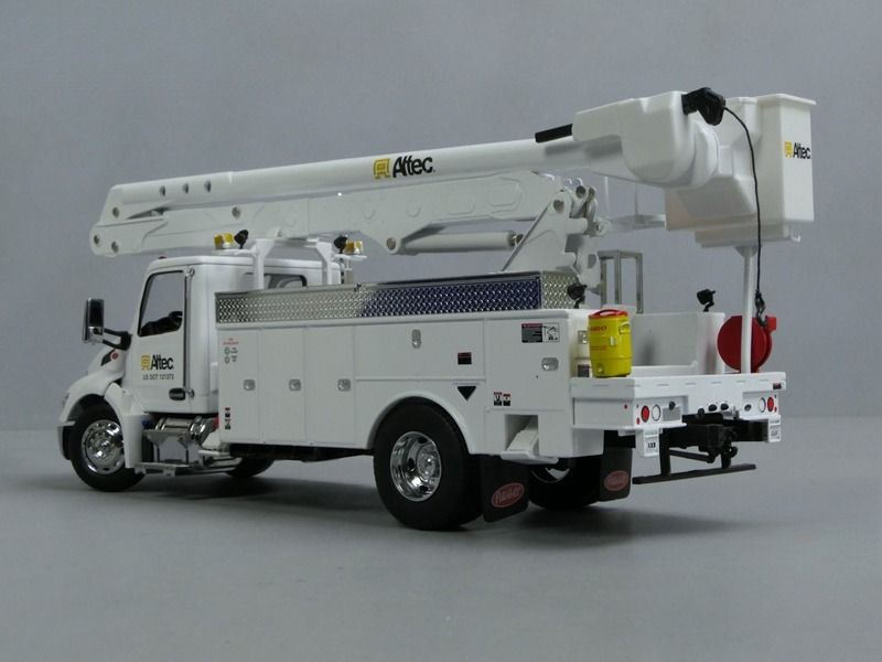 1/32 Peterbilt 536 z platformą roboczą Altec AA55 DM Model 71105
