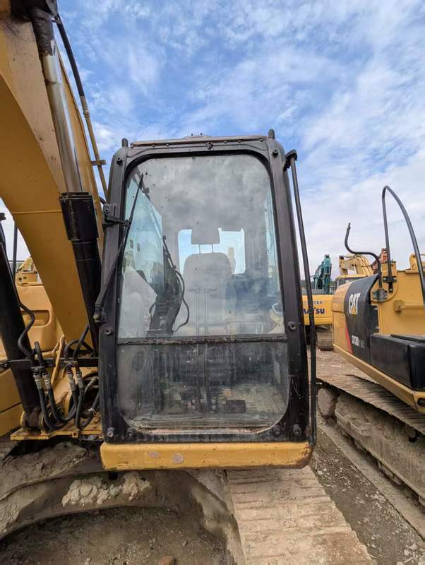 Używana koparka hydrauliczna Cat 312D z silnikiem Cat C4.2 ACERT, masa eksploatacyjna 13 000 kg i maksymalna głębokość kopania 6,44 m