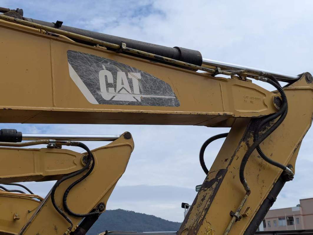 Używana koparka hydrauliczna Cat 312D z silnikiem Cat C4.2 ACERT, masa eksploatacyjna 13 000 kg i maksymalna głębokość kopania 6,44 m