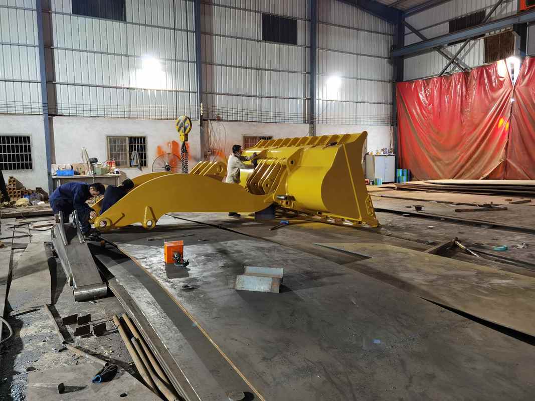 Zamówiony wiaderko do koparki o pojemności 5,5 metra sześciennego do ładowarki kołowej Cat 980 - ciężki wiaderek do skał Q355B